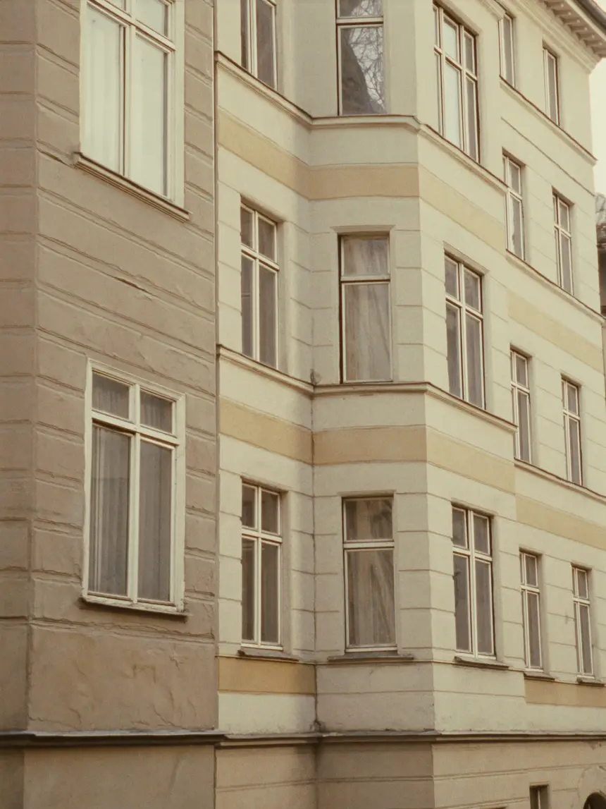 Altbaufassade mit hohen Sprossenfenstern